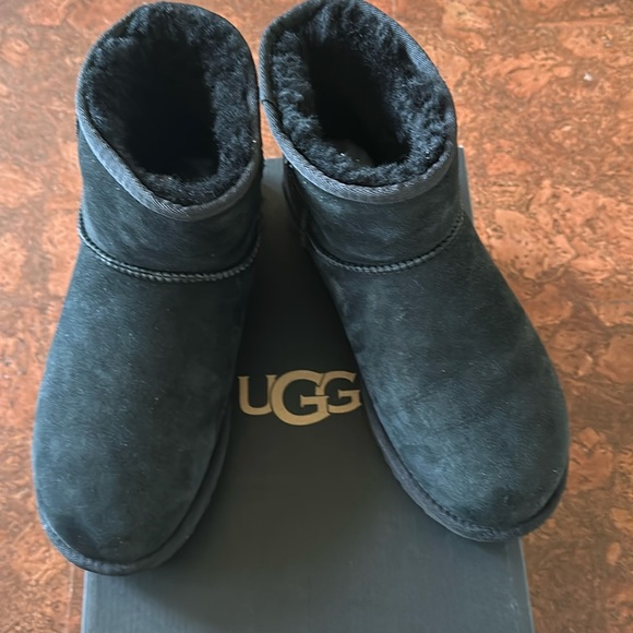UGG men's classic mini 100% authentic with box size 9 Like New - Picture 2 of 13